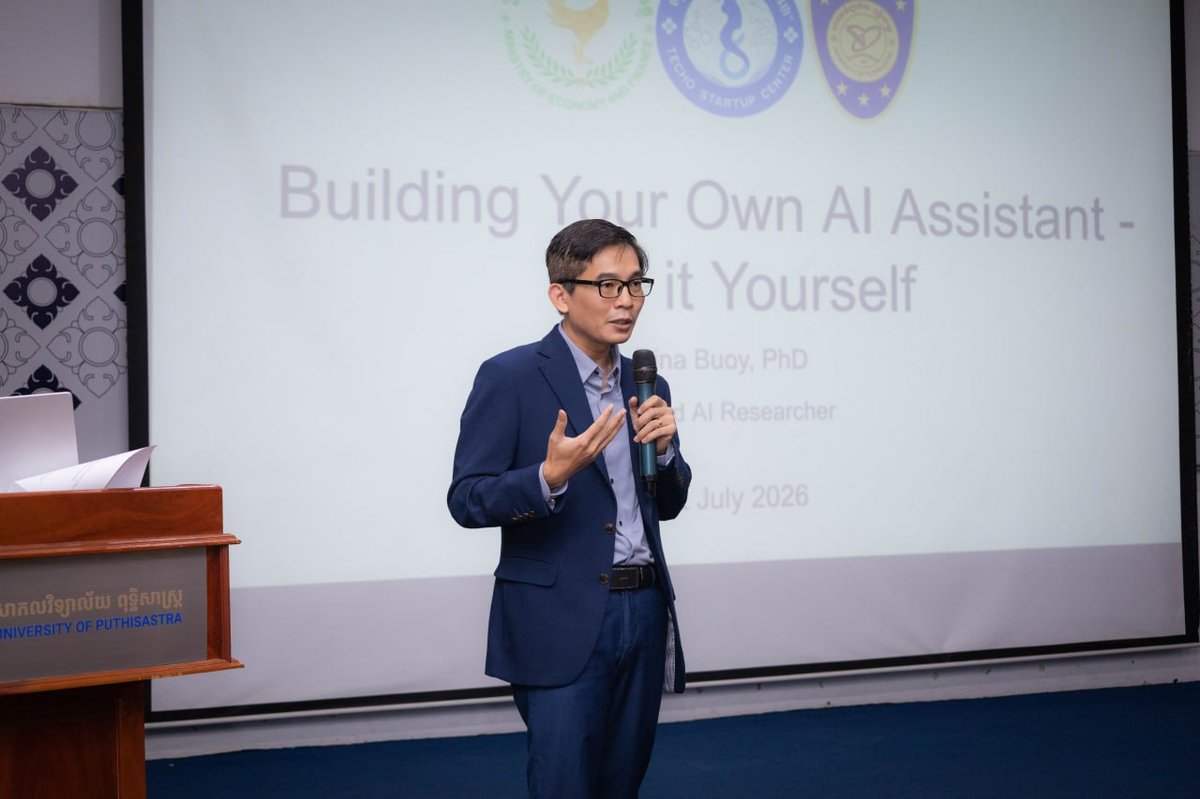 德崇初创中心联合柬埔寨智慧大学举办“构建个人AI”研讨会