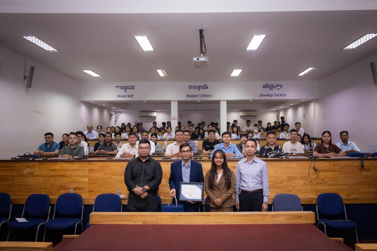 德崇初创中心联合柬埔寨智慧大学举办“构建个人AI”研讨会
