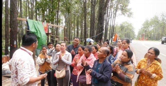 基里隆国家公园内商贩因环境部门清理行动被强制拆除摊位,商贩目