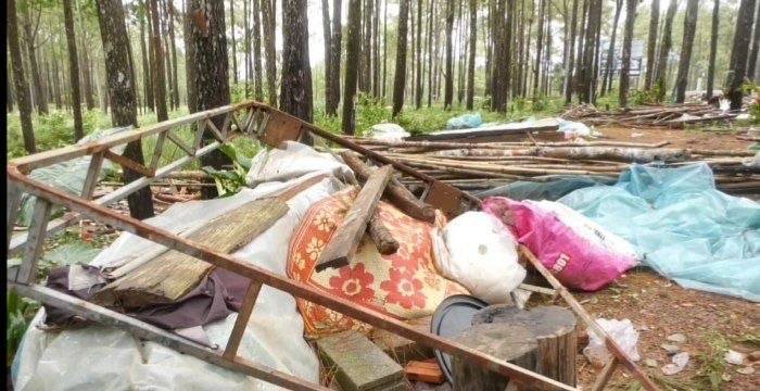 基里隆国家公园内商贩因环境部门清理行动被强制拆除摊位,商贩目