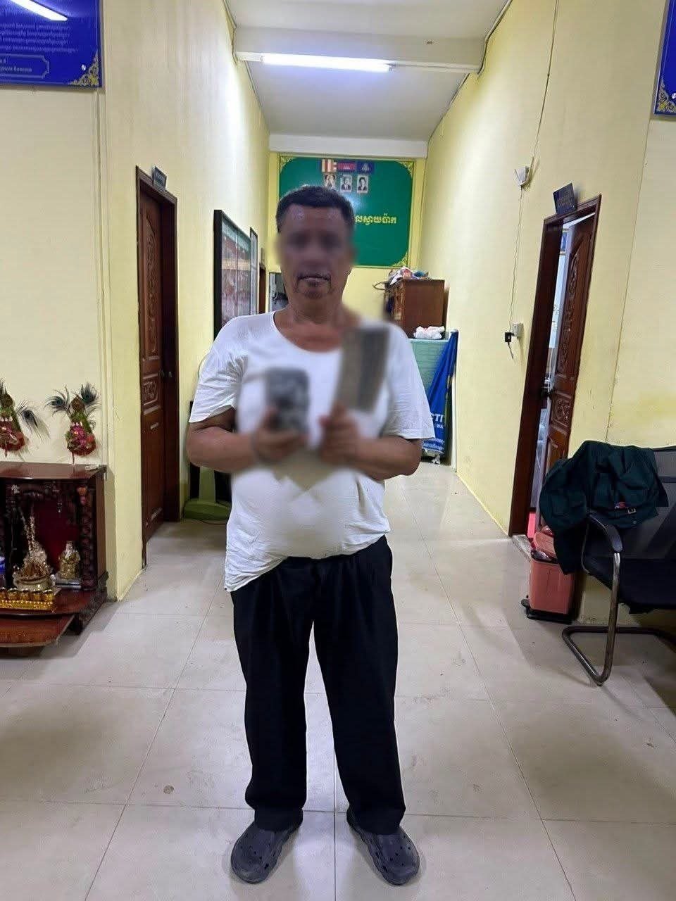 金边警方逮捕了一名涉嫌向过往车辆投掷石块的嫌疑人,该行为造成