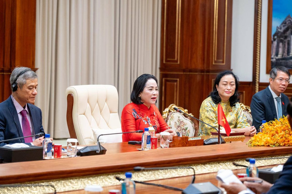 柬埔寨参议院主席洪森在金边会见越南国会副主席阮氏清,双方就加