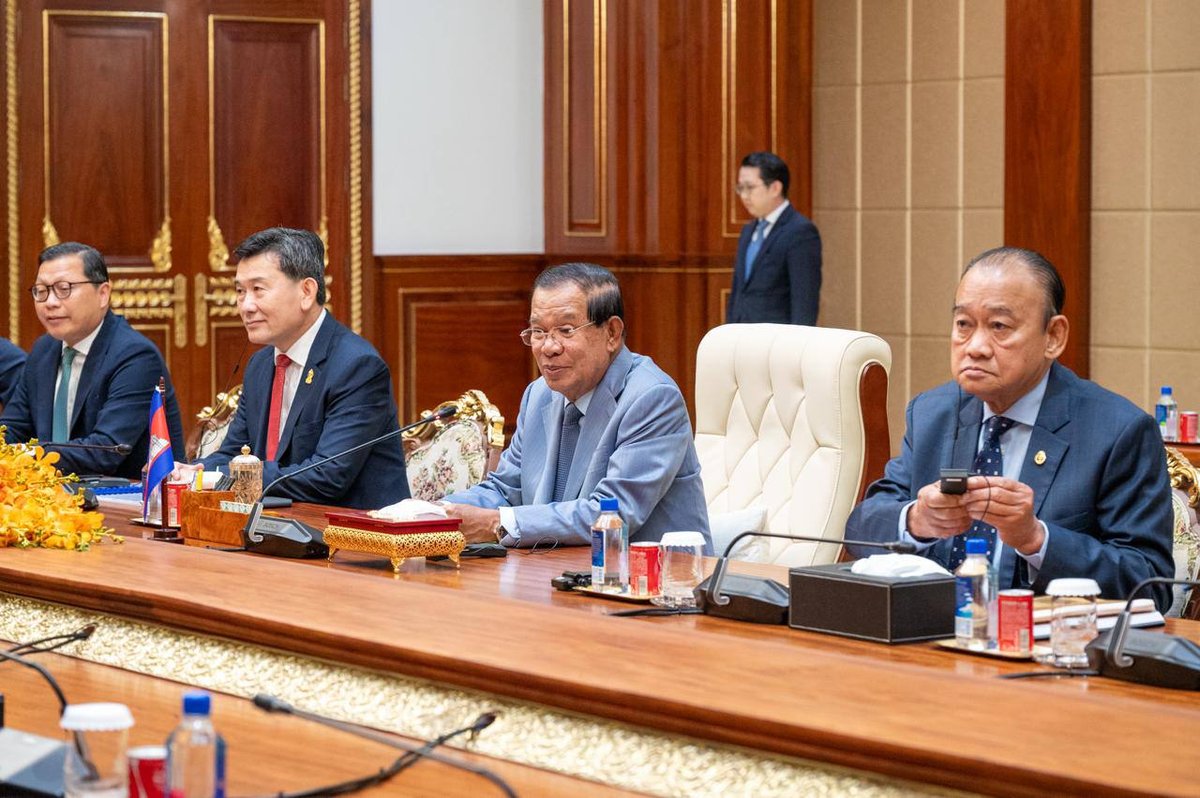 柬埔寨参议院主席洪森在金边会见越南国会副主席阮氏清,双方就加