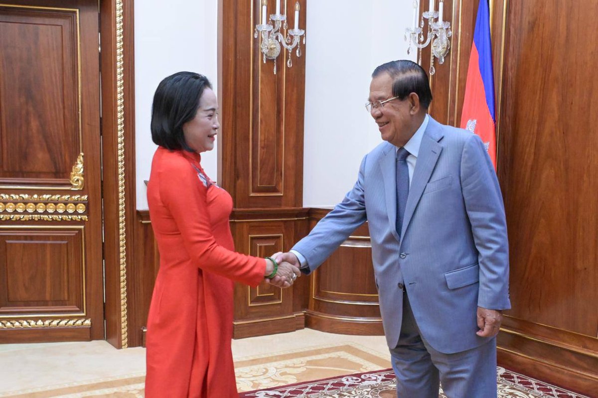 柬埔寨参议院主席洪森在金边会见越南国会副主席阮氏清,双方就加