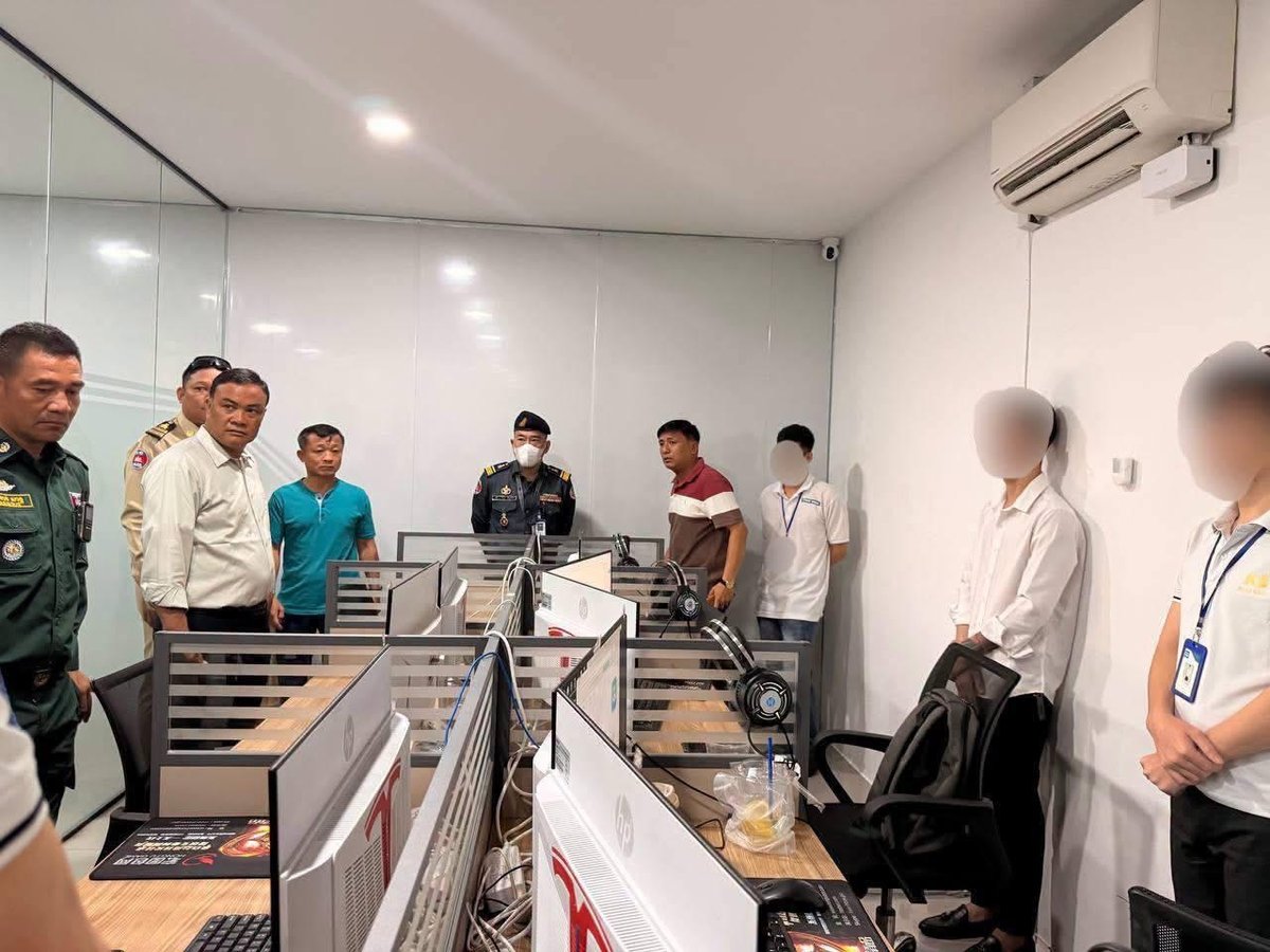 金边堆谷区警方突击检查一处办公室,抓获4名从事非法网贷的越南