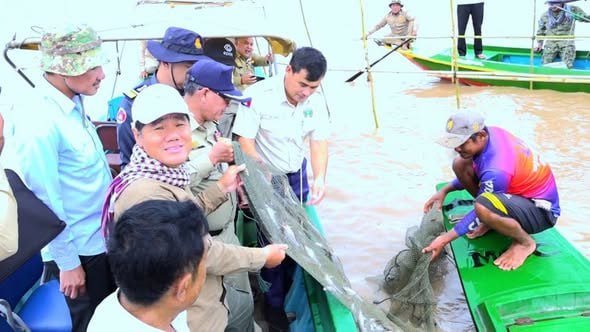 暹粒省多部门联合执法 严查洞里萨湖非法捕捞