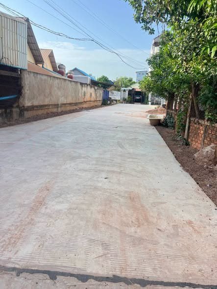 暹粒市斯洛克拉姆区两条混凝土道路竣工通车
