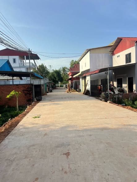 暹粒市斯洛克拉姆区两条混凝土道路竣工通车