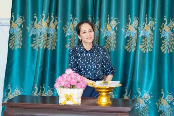 暹粒省长夫人向8户烈士家属捐赠新房