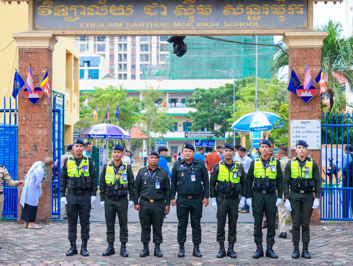 金边宪兵加强高考考场安保 维护考试秩序