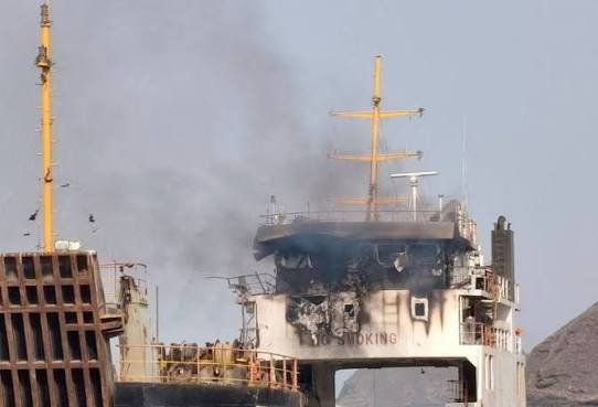 在曼德海峡,一艘小型货船遭胡塞武装袭击,导致4名船员死亡,局
