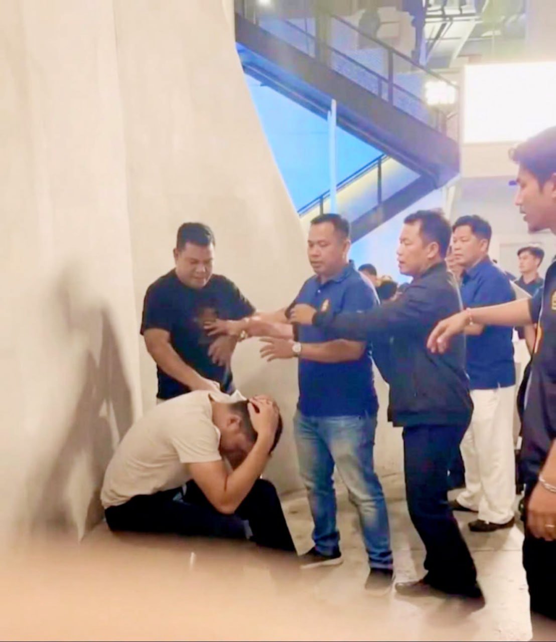 巴域市发生一起暴力伤人事件,嫌犯程某在作案后已通过巴域口岸逃