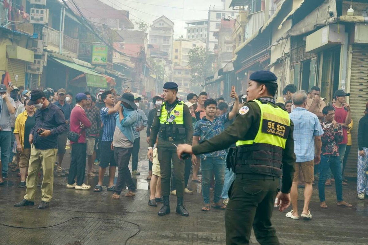 金边龙马市场发生火灾,警方及消防力量迅速赶赴现场扑灭火势,未