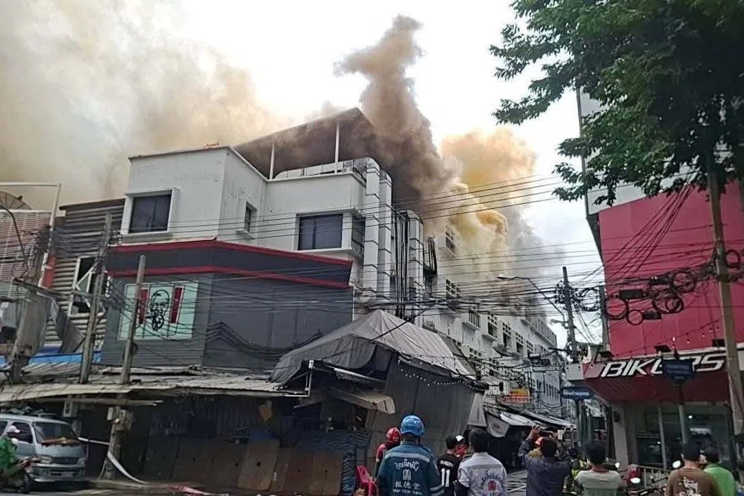 泰国曼谷Khlong Thom商业区发生火灾