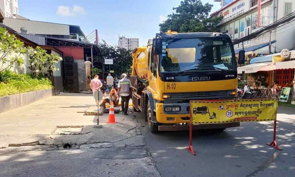桑园区政府正在对俄罗斯市场周边区域进行排水系统疏通及供水管网