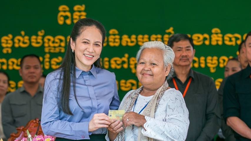 柬埔寨政府向千户家庭发放医疗卡及生活物资