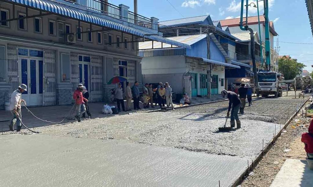 森速区获赠一条混凝土道路 改善当地居民出行条件