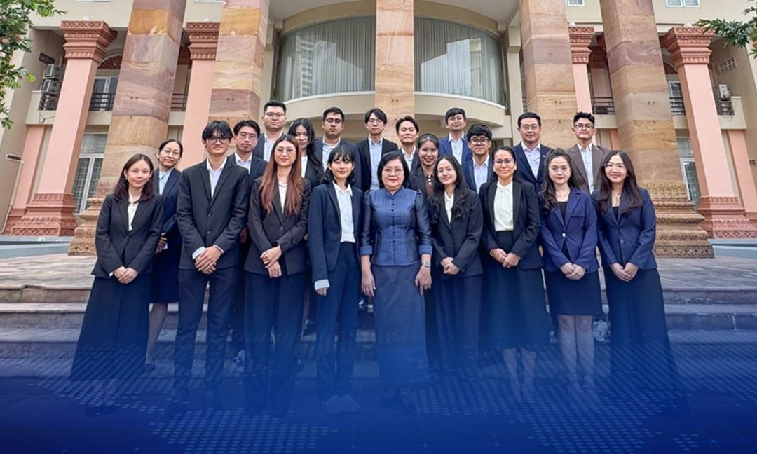 柬埔寨外交部选派18名学生赴捷克留学