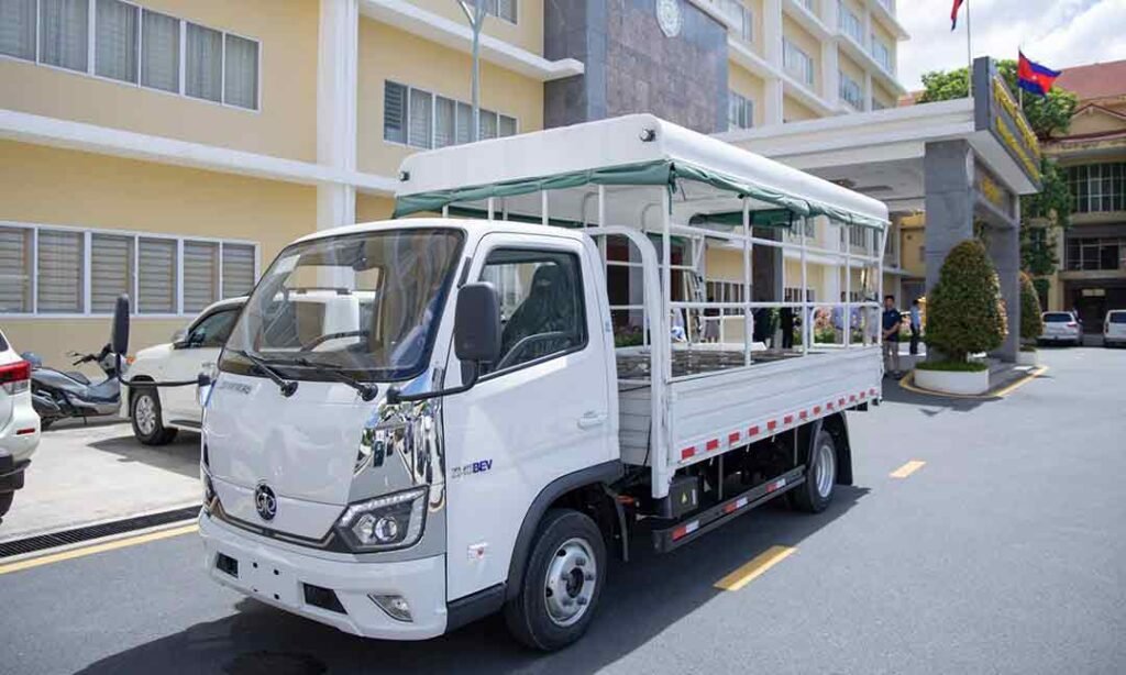 劳工部联手私企研发新型工人运输车 提升通勤安全