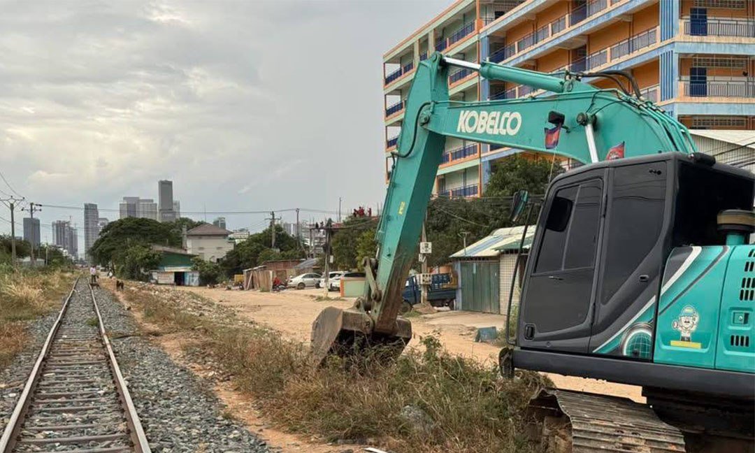 金边当局清理水净华区铁路沿线垃圾