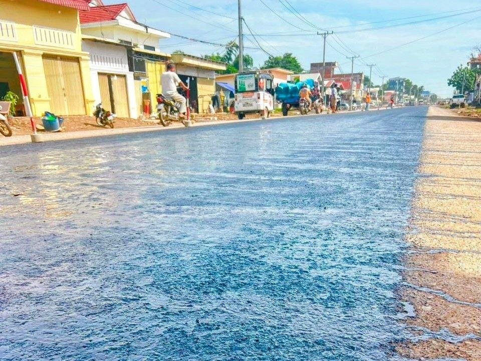 马德望市道路升级工程加速推进 多家企业参与施工