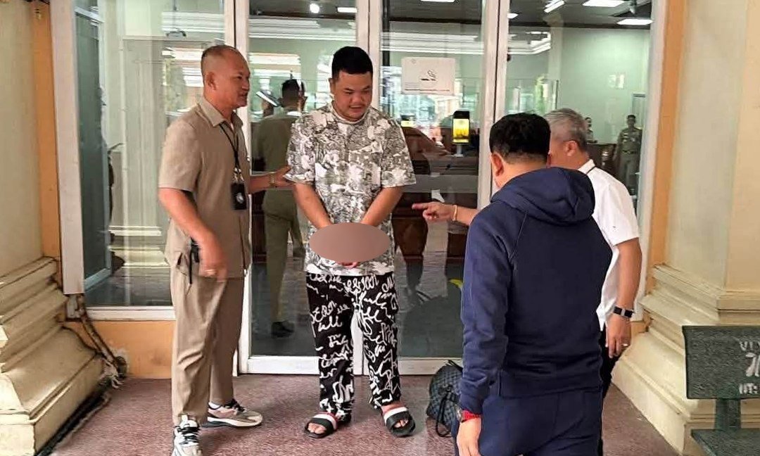 暴力犯罪嫌疑人ឆេង ភារុណ在潜逃至越南后,被当地警方协