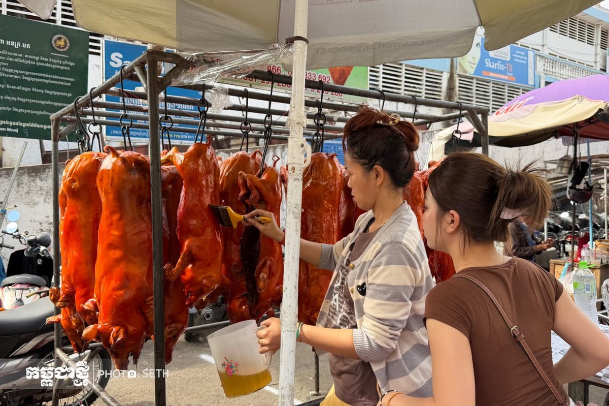 金边奥林匹克市场烤猪商贩生意受线上冲击