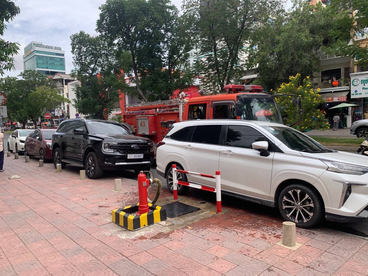 金边市区乱停车频发 严重阻碍消防车通行