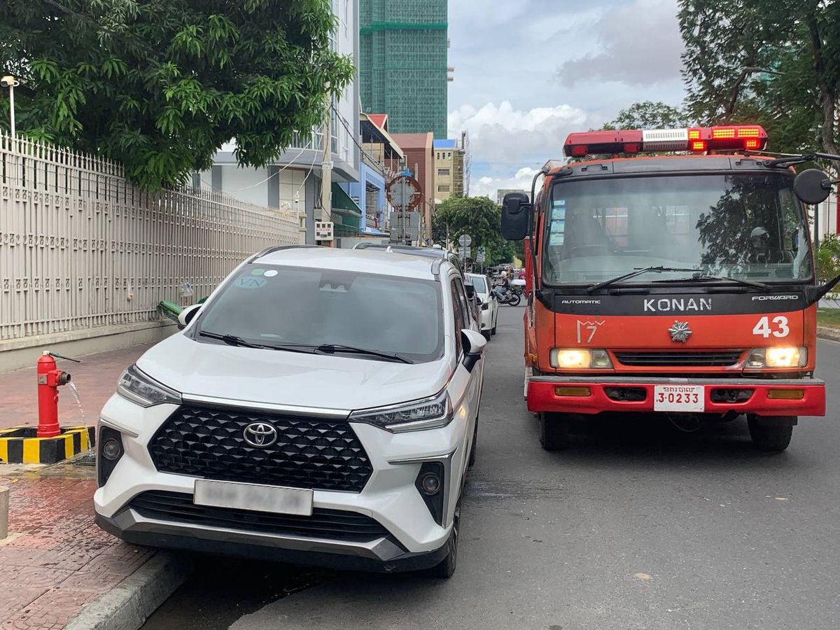 金边市区乱停车频发 严重阻碍消防车通行