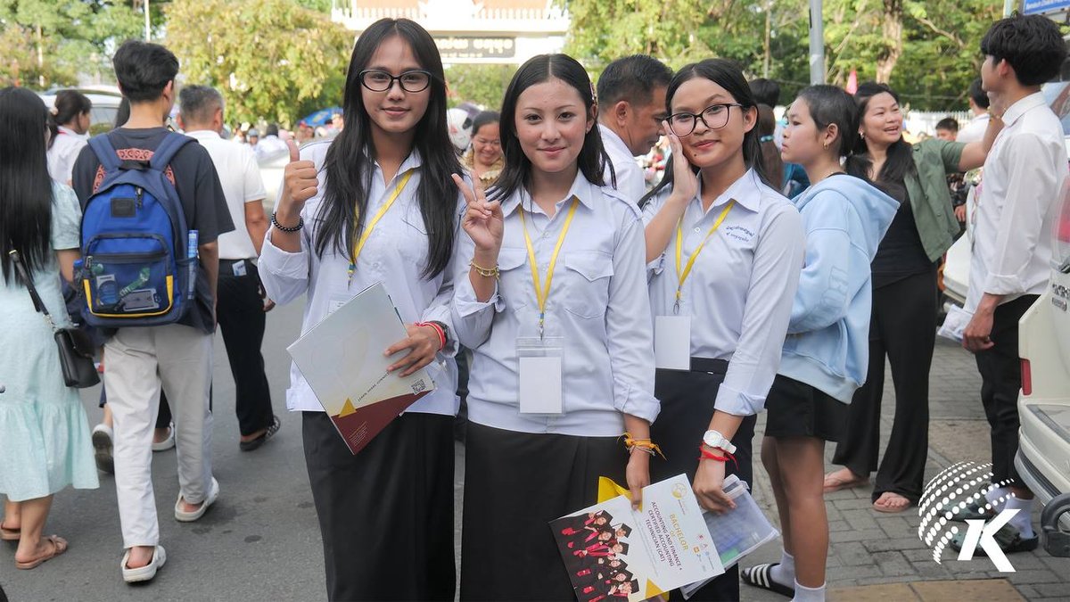 金边高考顺利结束 学生家长考点外庆祝