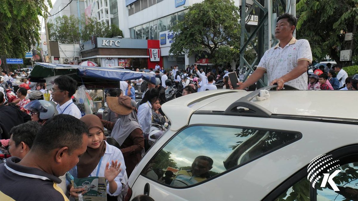 金边高考顺利结束 学生家长考点外庆祝