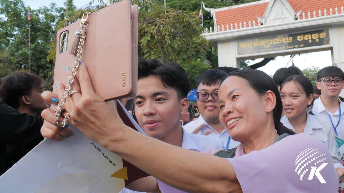 金边高考顺利结束 学生家长考点外庆祝