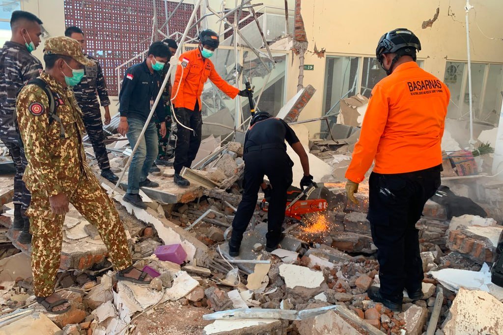 印尼海域发生7.7级强震,导致多处建筑倒塌,造成至少5人死亡