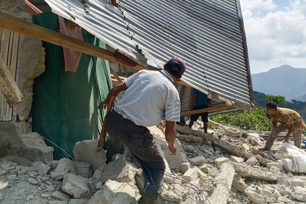 印尼海域发生7.7级强震,导致多处建筑倒塌,造成至少5人死亡