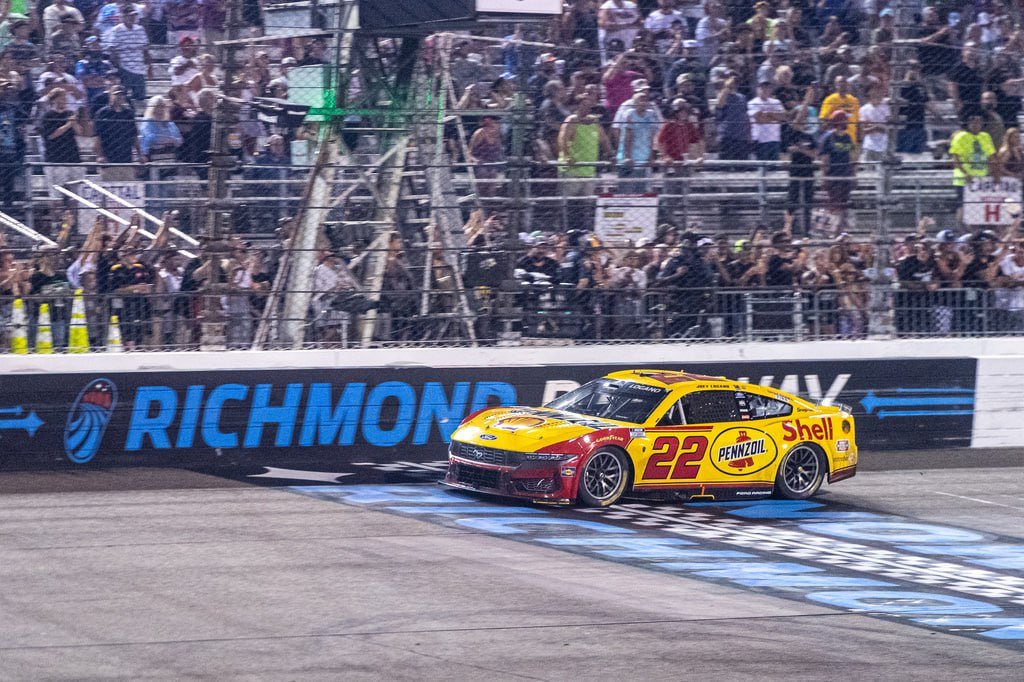 Joey Logano里士满赛道夺冠 NASCAR赛事战况激