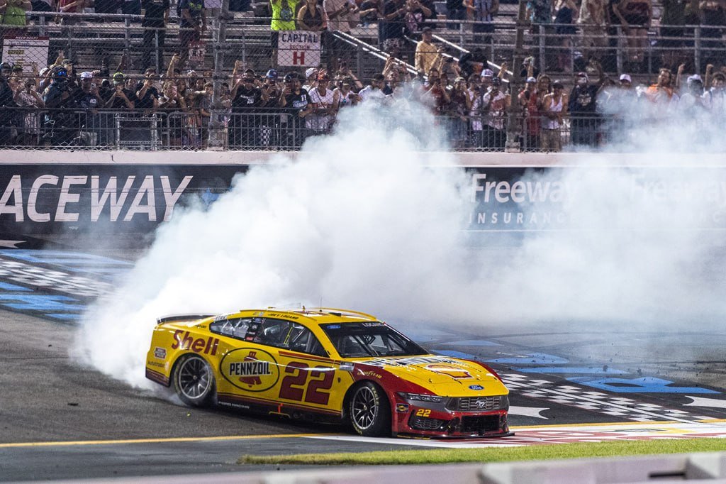 Joey Logano里士满赛道夺冠 NASCAR赛事战况激