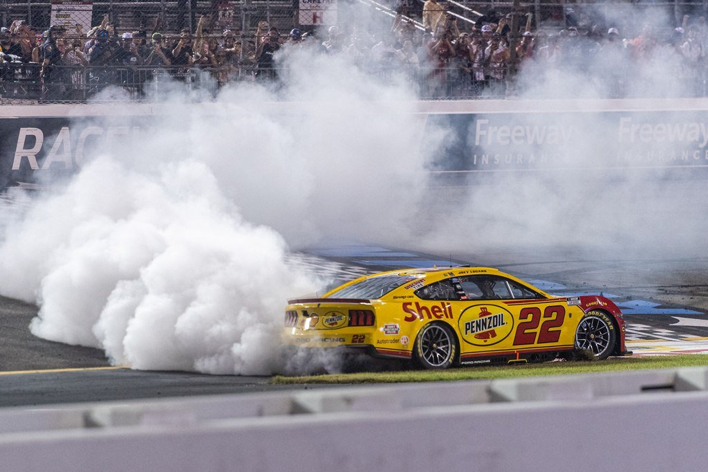 Joey Logano里士满赛道夺冠 NASCAR赛事战况激