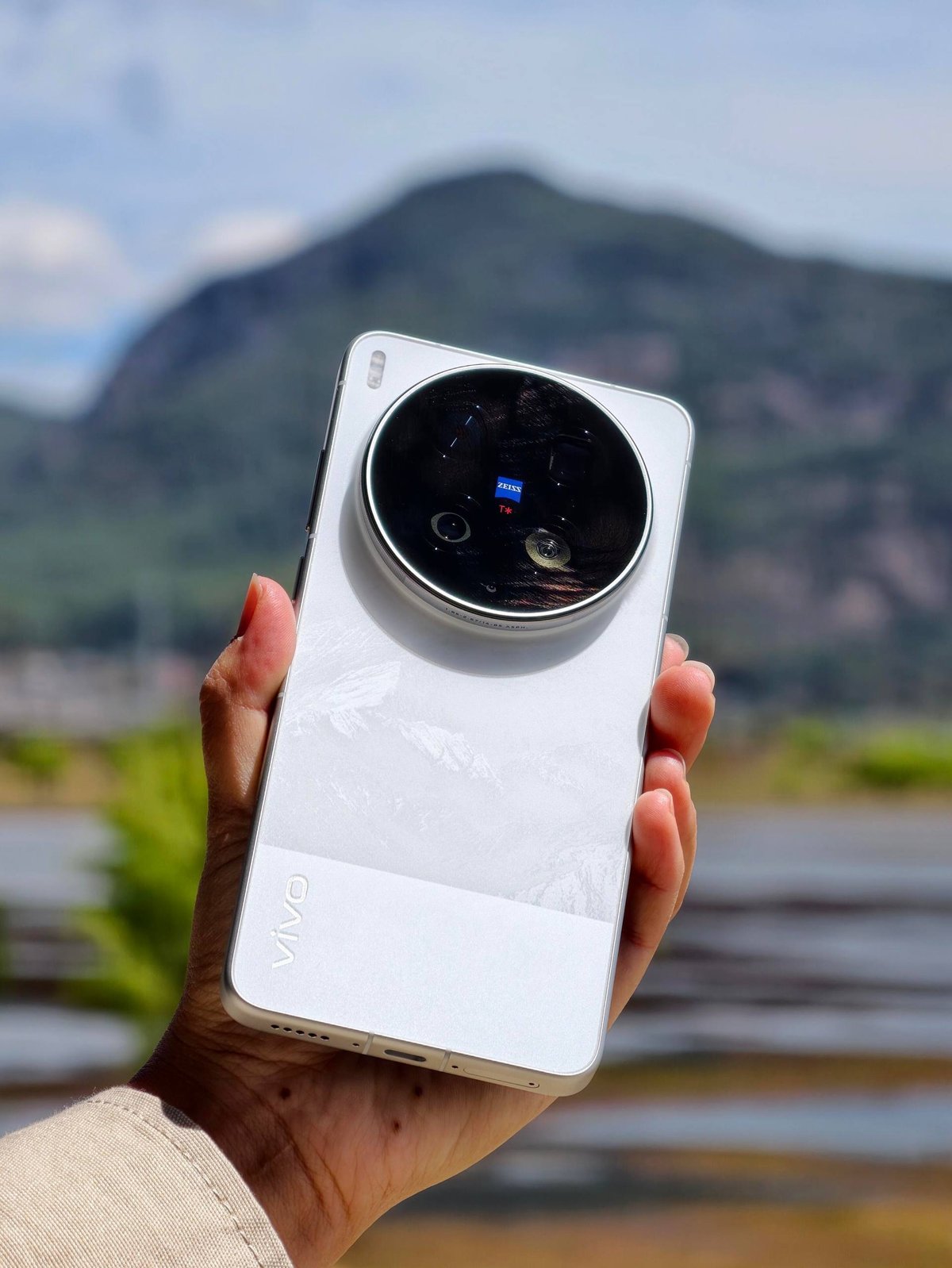 Vivo X300 Ultra新机到货 售价$989起