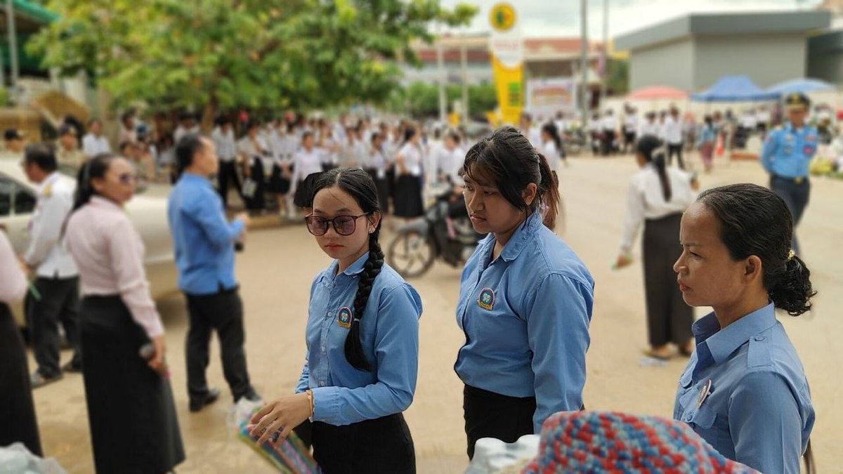 诗梳风考点志愿者提供免费停车与环境清理服务