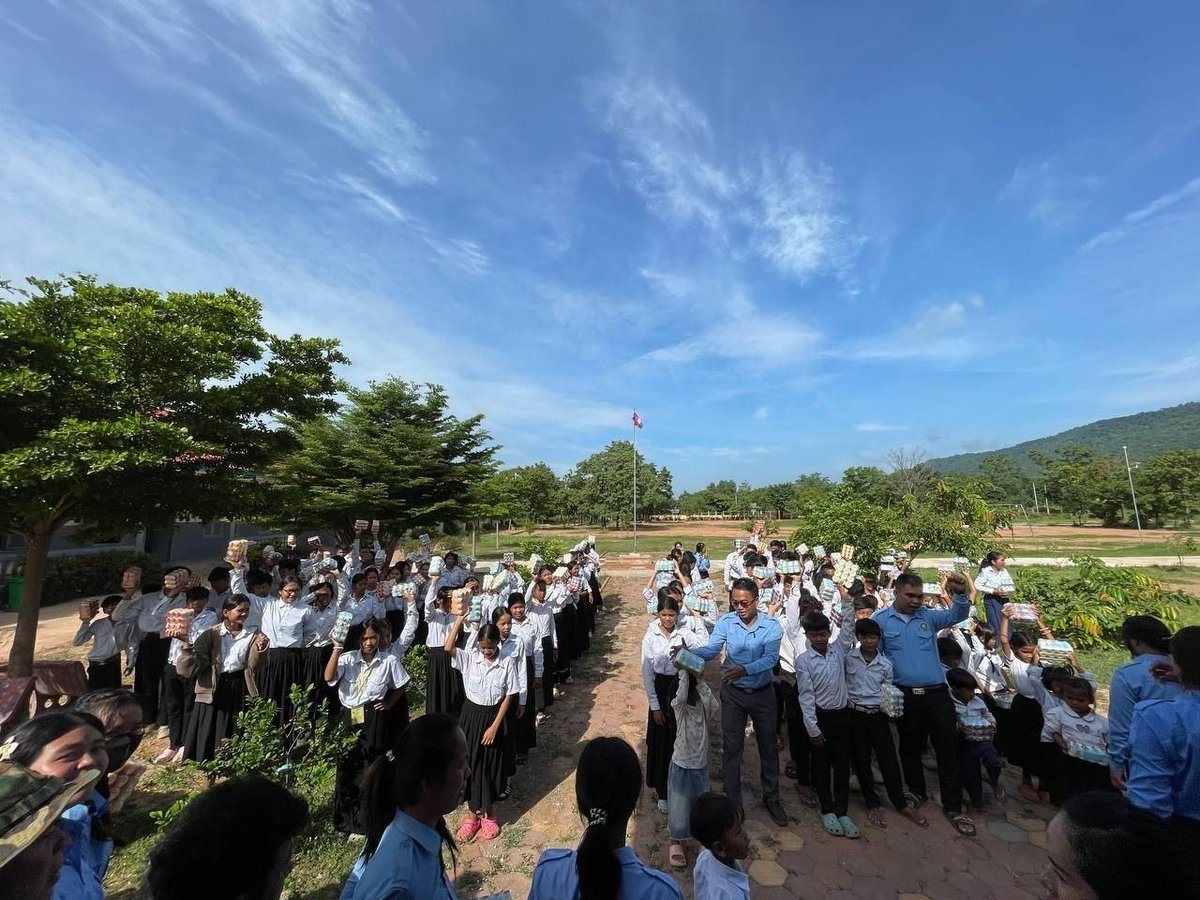 班迭棉吉省青联向普拉萨塔班小学捐赠饮料