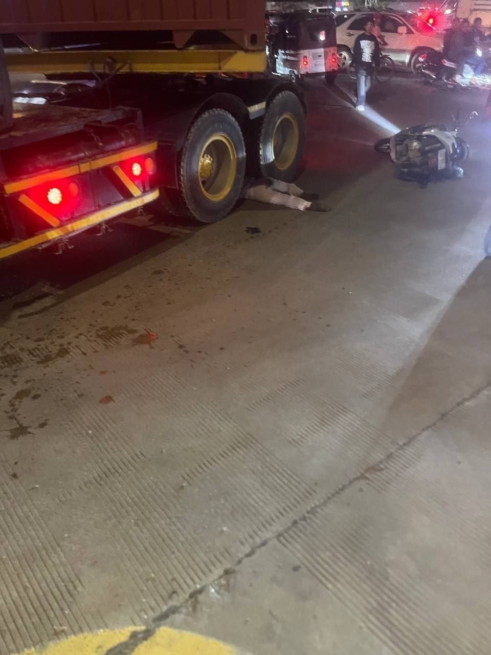 金边永盛路与堆谷路交叉口发生一起严重交通事故,一名女性骑摩托