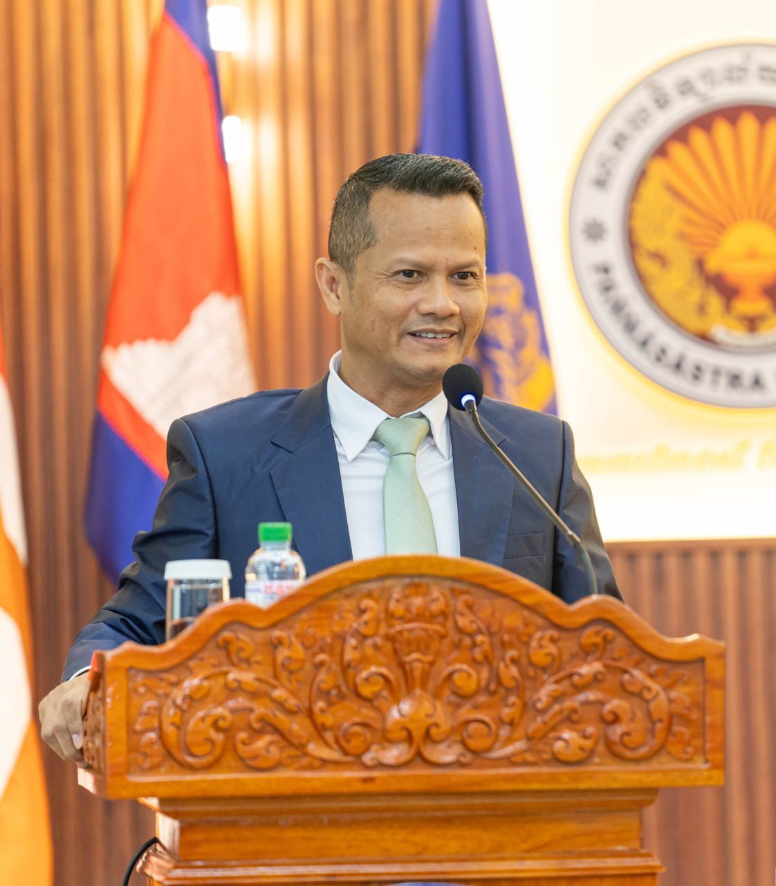 英国驻柬大使在柬埔寨智慧大学举办专题讲座