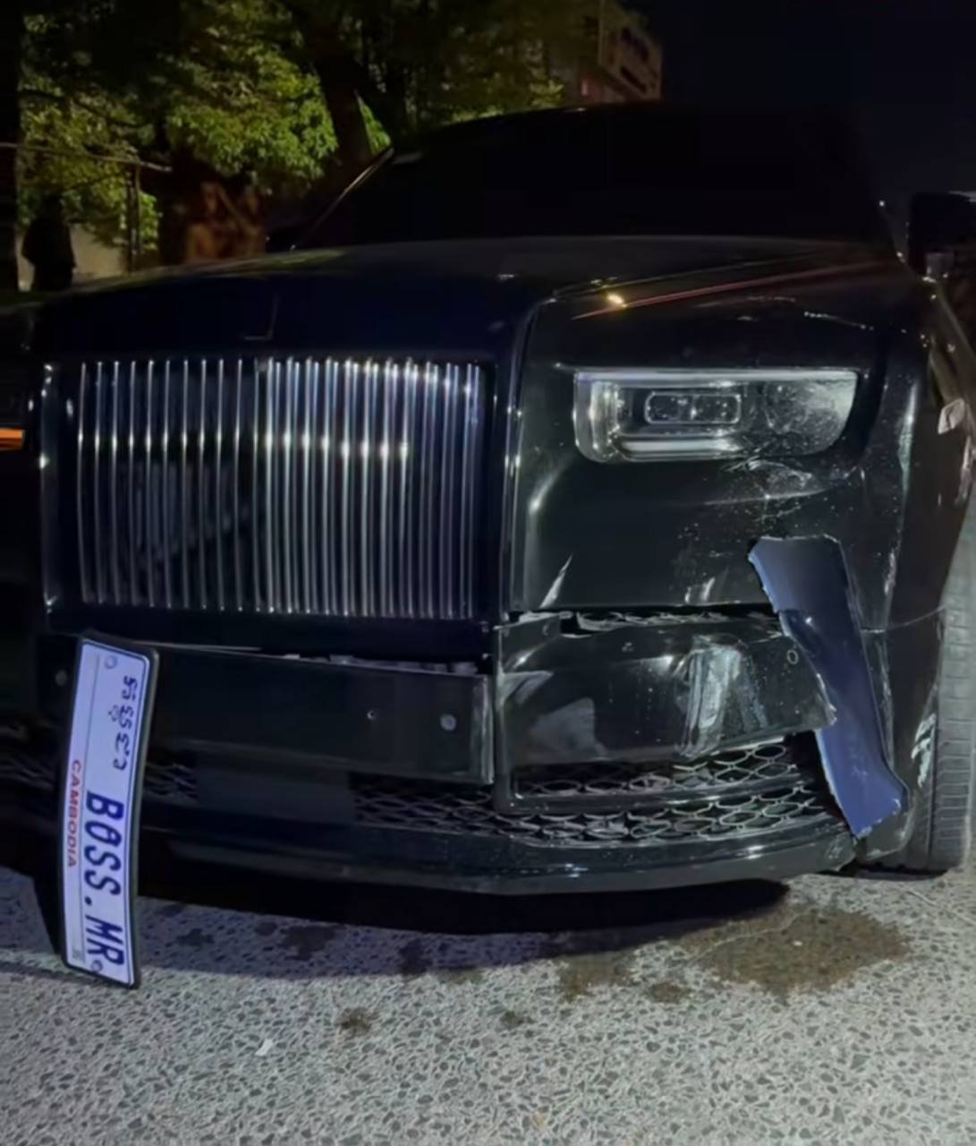 金边街头发生一起豪车碰撞事故,起因系街头纠纷导致车辆失控,最