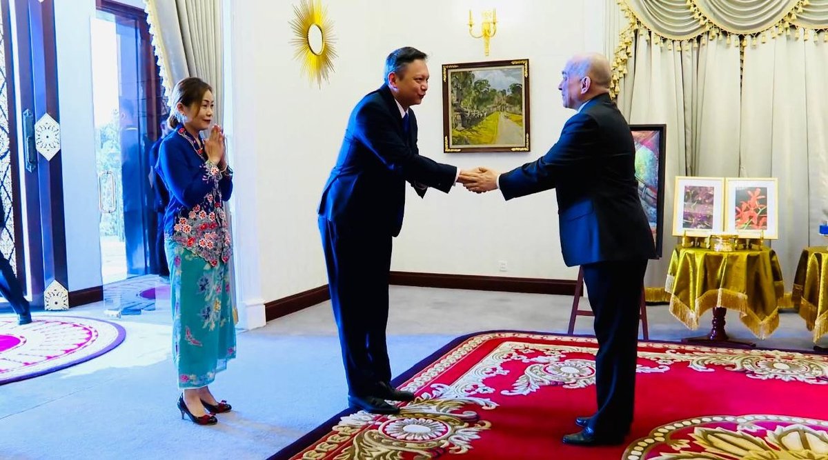 西哈莫尼国王在金边王宫接见新加坡驻柬大使