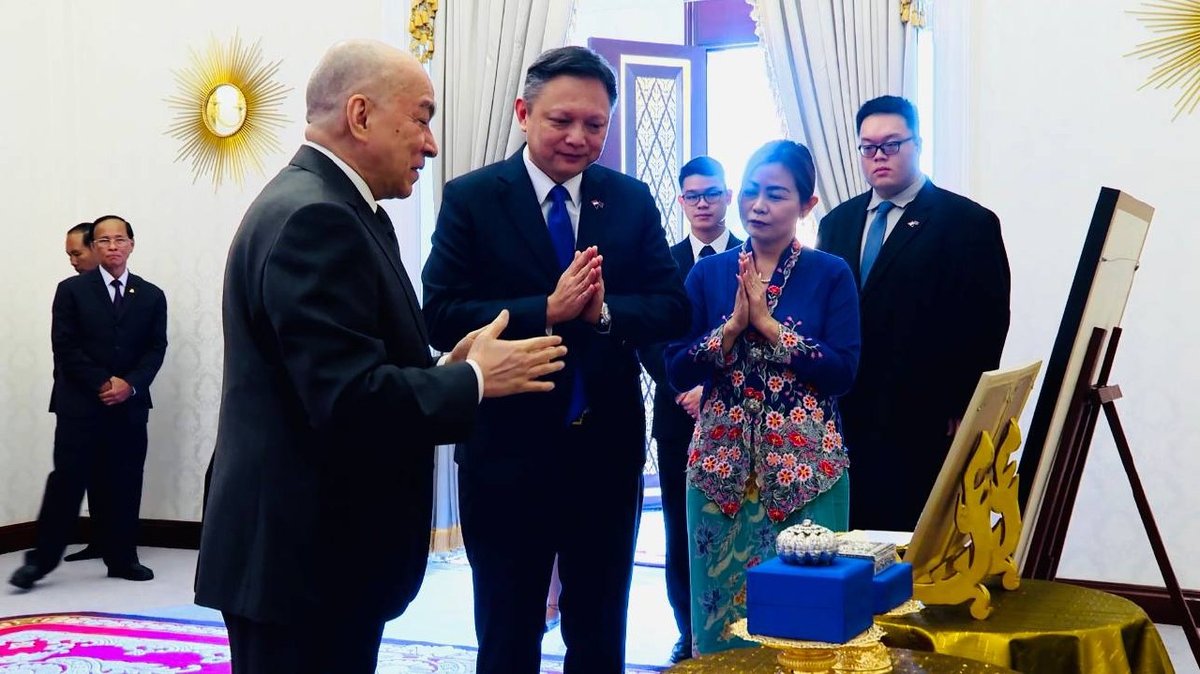 西哈莫尼国王在金边王宫接见新加坡驻柬大使