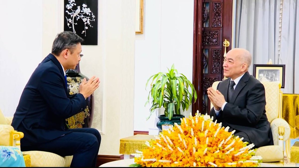 西哈莫尼国王在金边王宫接见新加坡驻柬大使