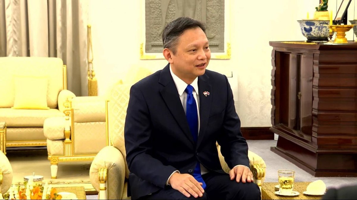 西哈莫尼国王在金边王宫接见新加坡驻柬大使