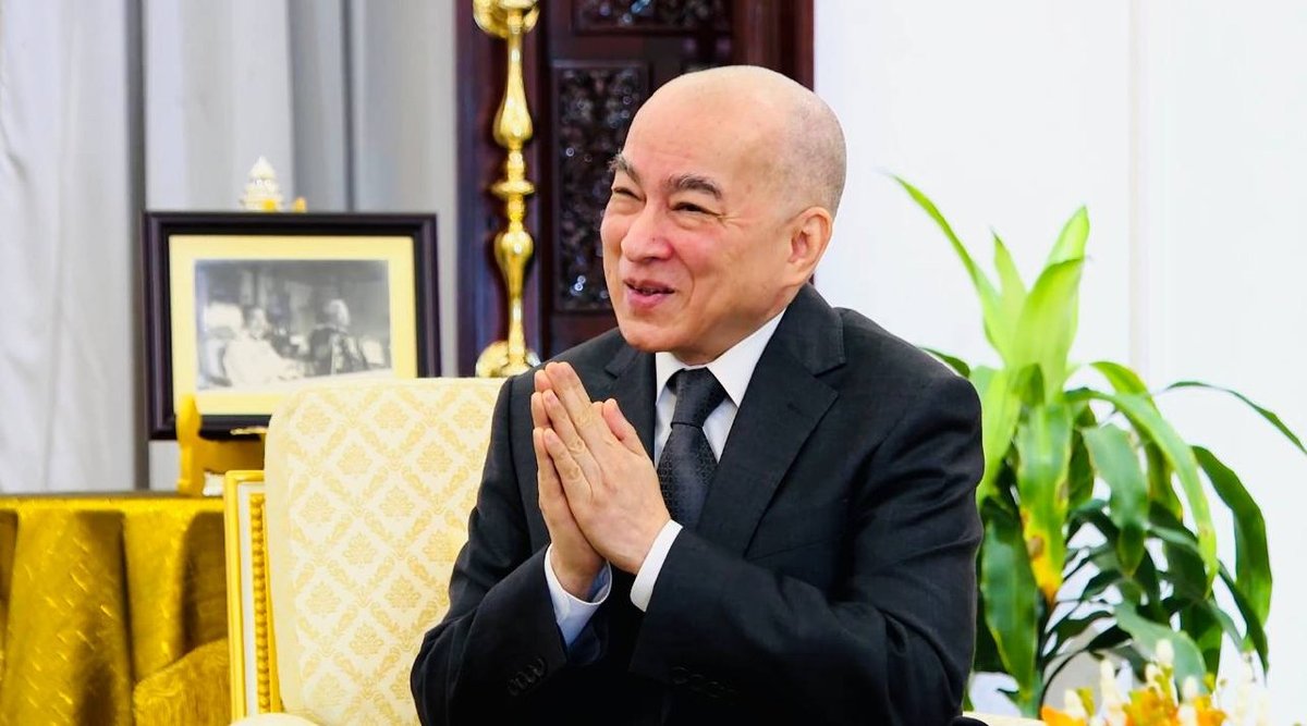 西哈莫尼国王在金边王宫接见新加坡驻柬大使