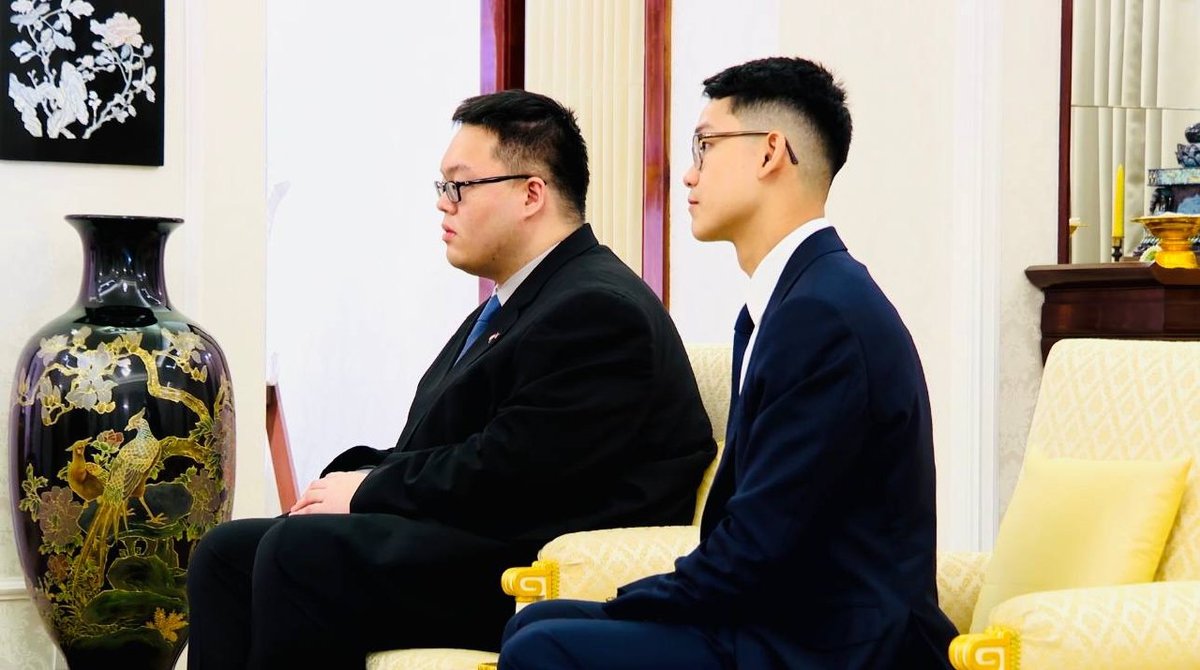 西哈莫尼国王在金边王宫接见新加坡驻柬大使