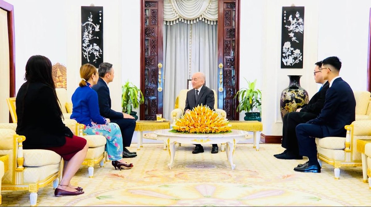 西哈莫尼国王在金边王宫接见新加坡驻柬大使